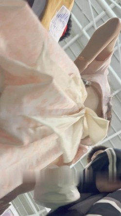 大神KFC运动展览会偷拍 长裙高颜值美女和舔狗男友逛街弯腰抬屁股给你看骚窄内非常诱惑 截图13