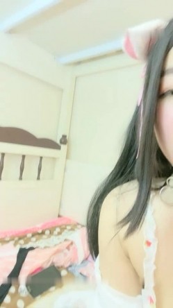 高颜值双马尾萌妹子【小皱菊】开裆肉丝道具自慰，大黑牛震动头部插入高潮出白浆 截图16
