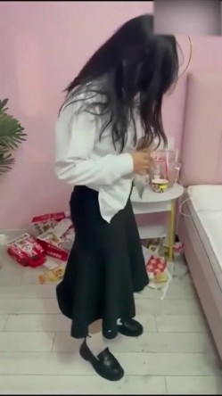 【校园霸凌强奸】江苏无锡王美成被霸凌后，又被强迫跟大叔做爱，被操到哭，一群畜生啊！ 截图1
