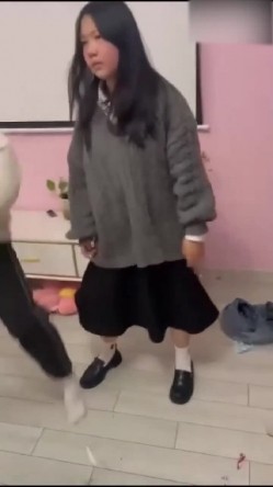 【校园霸凌强奸】江苏无锡王美成被霸凌后，又被强迫跟大叔做爱，被操到哭，一群畜生啊！ 截图7
