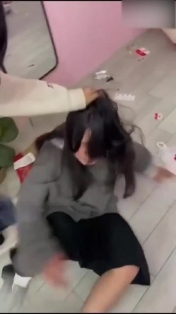 【校园霸凌强奸】江苏无锡王美成被霸凌后，又被强迫跟大叔做爱，被操到哭，一群畜生啊！ 截图8