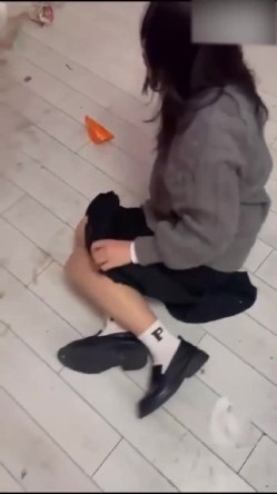 【校园霸凌强奸】江苏无锡王美成被霸凌后，又被强迫跟大叔做爱，被操到哭，一群畜生啊！ 截图9