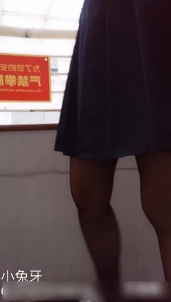 网络红人美乳小兔牙自导自演黑丝制服学生妹上门援交2V来之前把逼毛给剃了模仿做爱特销魂国语对白 截图10