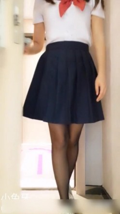 网络红人美乳小兔牙自导自演黑丝制服学生妹上门援交2V来之前把逼毛给剃了模仿做爱特销魂国语对白 截图13