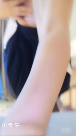 网络红人美乳小兔牙自导自演黑丝制服学生妹上门援交2V来之前把逼毛给剃了模仿做爱特销魂国语对白 截图16