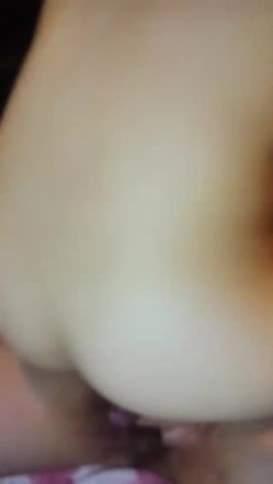 长相甜美苗条面罩妹子夜晚驾车户外车震，后座振动棒抽插上位骑坐猛操， 截图6