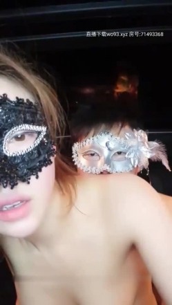 长相甜美苗条面罩妹子夜晚驾车户外车震，后座振动棒抽插上位骑坐猛操， 截图7