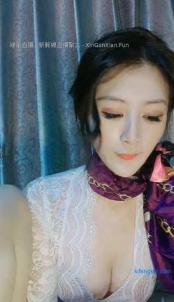 新下海的9分盛世美颜高级模特儿女神，能让颜控狗当场阵亡，不愧是车模出身，笔直的大长腿高挑的身材，罕见露逼 截图16