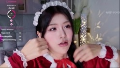 ️国民女神【Kiki-2025】圣诞装丝袜诱惑、口爆，潮喷、拉珠 边喷边搅 截图3