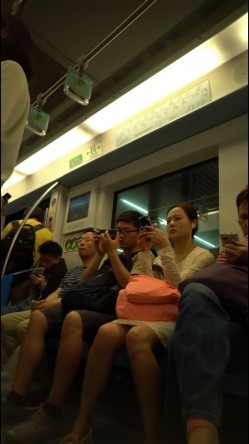 大神旅游景区一路走一路抄底众多的美女少妇眼界大开 截图14
