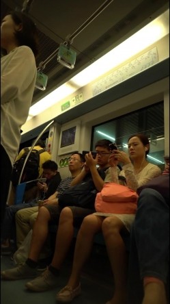 大神旅游景区一路走一路抄底众多的美女少妇眼界大开 截图15