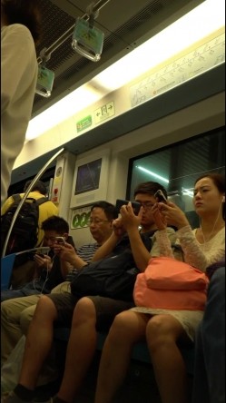 大神旅游景区一路走一路抄底众多的美女少妇眼界大开 截图16