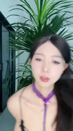 好久没有见到一个让人眼前一亮的女神，10月新下海超清纯大眼湖北9.5分高颜女神！超大尺度，喷水！身材超棒，有点贫乳 截图5