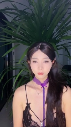 好久没有见到一个让人眼前一亮的女神，10月新下海超清纯大眼湖北9.5分高颜女神！超大尺度，喷水！身材超棒，有点贫乳 截图8