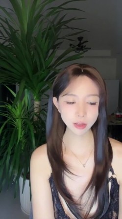 好久没有见到一个让人眼前一亮的女神，10月新下海超清纯大眼湖北9.5分高颜女神！超大尺度，喷水！身材超棒，有点贫乳 截图12
