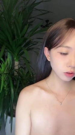 好久没有见到一个让人眼前一亮的女神，10月新下海超清纯大眼湖北9.5分高颜女神！超大尺度，喷水！身材超棒，有点贫乳 截图13