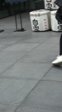 【海阔天空系列CD第2季第5期】高颜值JK超短裙小姐姐阴毛若隐若现，时尚小姐姐无内式骚丁整个屁股全露出 截图14