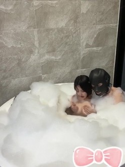 ️超颜值极品 ️明星颜值反差女神〖sunwall〗浴室洗澡被大鸡巴后入，清纯靓丽的外表操起来比谁都骚，顶级反差小骚货 截图6