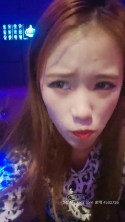KTV里的小骚逼露脸唱着歌自己摸着奶子还玩着逼，垃圾桶内撒尿给狼友看，给大哥口交大鸡巴，让大哥后入草逼 截图10