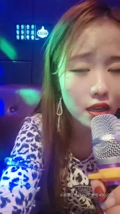KTV里的小骚逼露脸唱着歌自己摸着奶子还玩着逼，垃圾桶内撒尿给狼友看，给大哥口交大鸡巴，让大哥后入草逼 截图11