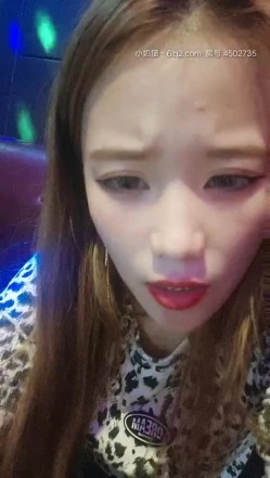 KTV里的小骚逼露脸唱着歌自己摸着奶子还玩着逼，垃圾桶内撒尿给狼友看，给大哥口交大鸡巴，让大哥后入草逼 截图14