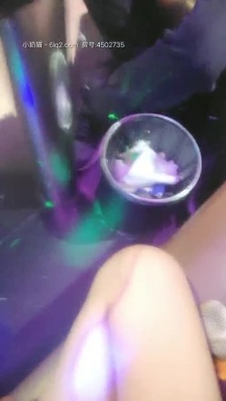 KTV里的小骚逼露脸唱着歌自己摸着奶子还玩着逼，垃圾桶内撒尿给狼友看，给大哥口交大鸡巴，让大哥后入草逼 截图15