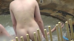 温泉偷拍少女光滑赤裸的胴体 截图8