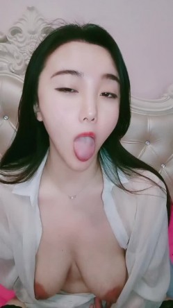 新来的女主播肤白貌美诱惑迷人，丝袜情趣揉捏骚奶子，道具自慰骚逼，自己抹淫水往嘴里塞淫声荡语不断好刺激 截图4