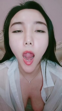 新来的女主播肤白貌美诱惑迷人，丝袜情趣揉捏骚奶子，道具自慰骚逼，自己抹淫水往嘴里塞淫声荡语不断好刺激 截图7