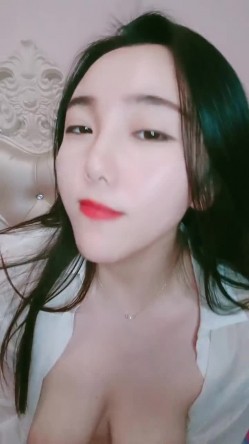 新来的女主播肤白貌美诱惑迷人，丝袜情趣揉捏骚奶子，道具自慰骚逼，自己抹淫水往嘴里塞淫声荡语不断好刺激 截图9
