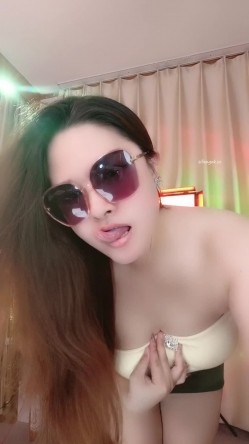 最新快手泄密！黑龙江奔放熟女【韩飞飞】超爽福利，巨乳肥臀一身大白肉，脱衣裸舞，自慰喷水，激情啪啪 截图2