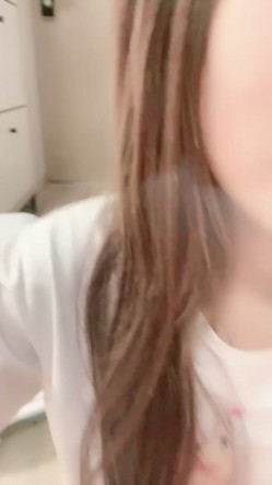 校花女神尤物，全程露脸上学时期的梦，性感的大奶子一只手握不住，听狼友指挥自慰骚穴直流淫水，呻吟可射 截图4