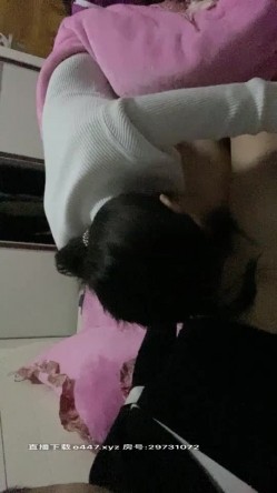 【专找学生妹开啪】良家小夫妻家中自拍啪啪，素颜美女，极品美乳，真实卧室口交做爱 截图3