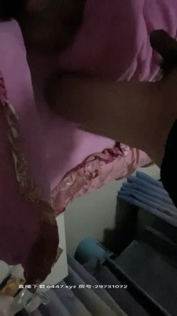 【专找学生妹开啪】良家小夫妻家中自拍啪啪，素颜美女，极品美乳，真实卧室口交做爱 截图6