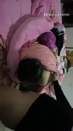 【专找学生妹开啪】良家小夫妻家中自拍啪啪，素颜美女，极品美乳，真实卧室口交做爱 截图9