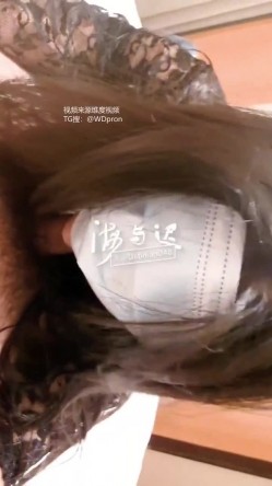 顶级调教大神，回归携多位少妇母狗调教，刺激花式玩法「海与迟」165车模冷白皮黑丝母狗车展当晚拿下，抽逼奴性M配合度非常高 截图10