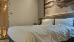 一屌探花_鸭哥代班粉色连衣裙韩风萌妹，沙发亲亲摸摸调情，再去床上多姿势猛干呻吟不断 截图13