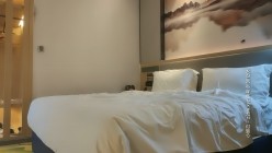 一屌探花_鸭哥代班粉色连衣裙韩风萌妹，沙发亲亲摸摸调情，再去床上多姿势猛干呻吟不断 截图14