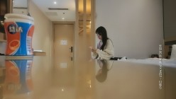 一屌探花_鸭哥代班粉色连衣裙韩风萌妹，沙发亲亲摸摸调情，再去床上多姿势猛干呻吟不断 截图15