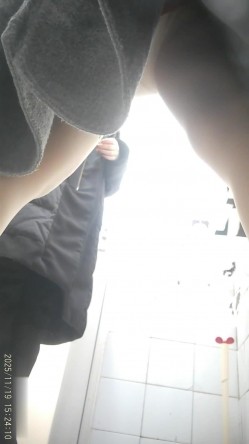 大神潜入野鸡大学简陋女厕超近视距高清后拍两个好闺蜜一块上厕所 截图14