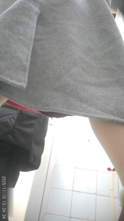大神潜入野鸡大学简陋女厕超近视距高清后拍两个好闺蜜一块上厕所 截图16
