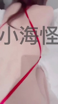 已退圈的推特人气绿帽夫妻【小海怪】私拍，媳妇极品大长腿身材顶流，娇妻送给单男玩肏 截图5