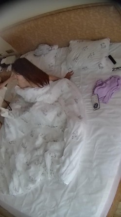 酒店偷拍大学生情侣带上碎花裙女友衣服啪啪完毕在温柔帮她穿好 截图3