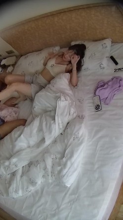 酒店偷拍大学生情侣带上碎花裙女友衣服啪啪完毕在温柔帮她穿好 截图4