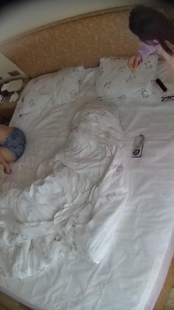 酒店偷拍大学生情侣带上碎花裙女友衣服啪啪完毕在温柔帮她穿好 截图5