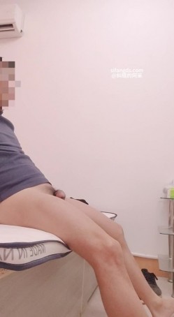 边打电话边挨操！极品粉B反差婊小女友【纠结的阿呆】超高颜值反差学妹，表面乖巧的萌妹子背地里是个小骚货 截图4