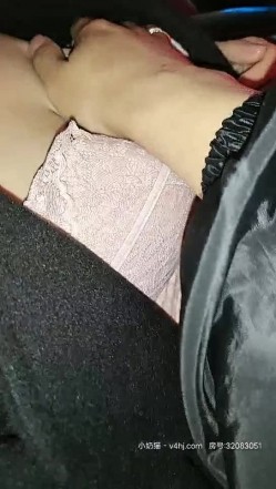 电竞酒店里的小骚逼伺候两位小哥哥，全程露脸直接在电脑桌前口交大鸡巴，沙发上各种爆草抽插，玩着游戏草逼 截图1