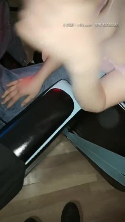 电竞酒店里的小骚逼伺候两位小哥哥，全程露脸直接在电脑桌前口交大鸡巴，沙发上各种爆草抽插，玩着游戏草逼 截图3
