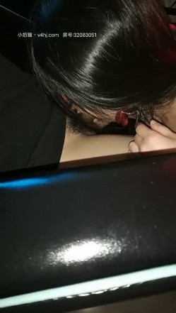电竞酒店里的小骚逼伺候两位小哥哥，全程露脸直接在电脑桌前口交大鸡巴，沙发上各种爆草抽插，玩着游戏草逼 截图5
