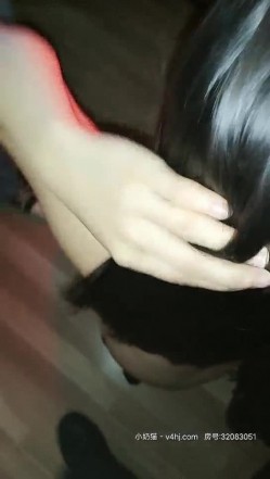 电竞酒店里的小骚逼伺候两位小哥哥，全程露脸直接在电脑桌前口交大鸡巴，沙发上各种爆草抽插，玩着游戏草逼 截图8